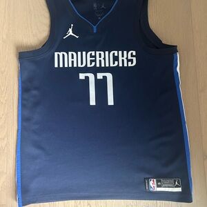 Nike Mavericks Luka Dončić #77 Navy Blue Basketball Jersey